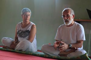 Graciela y José Luis dando una charla sobre Yoga