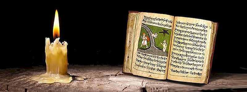 Una vela encendida y un libro antiguo